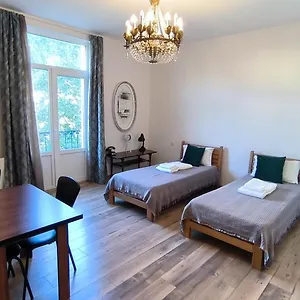 https://piano-foyer-apartment-at-city-center.alltbilisihotels.com