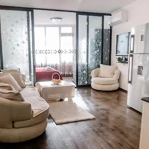 https://nice-apartament-with-sea-and-mountain-views.batumihotels.net